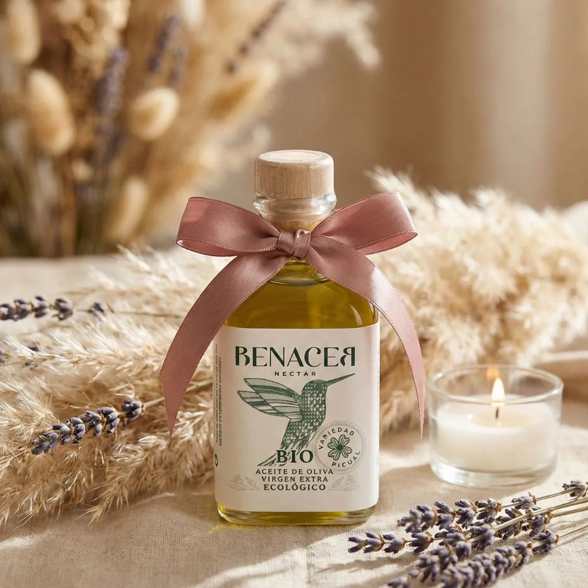 Frasca de aceite de oliva ecológico decorada con lazo y flores como regalo de boda para invitados