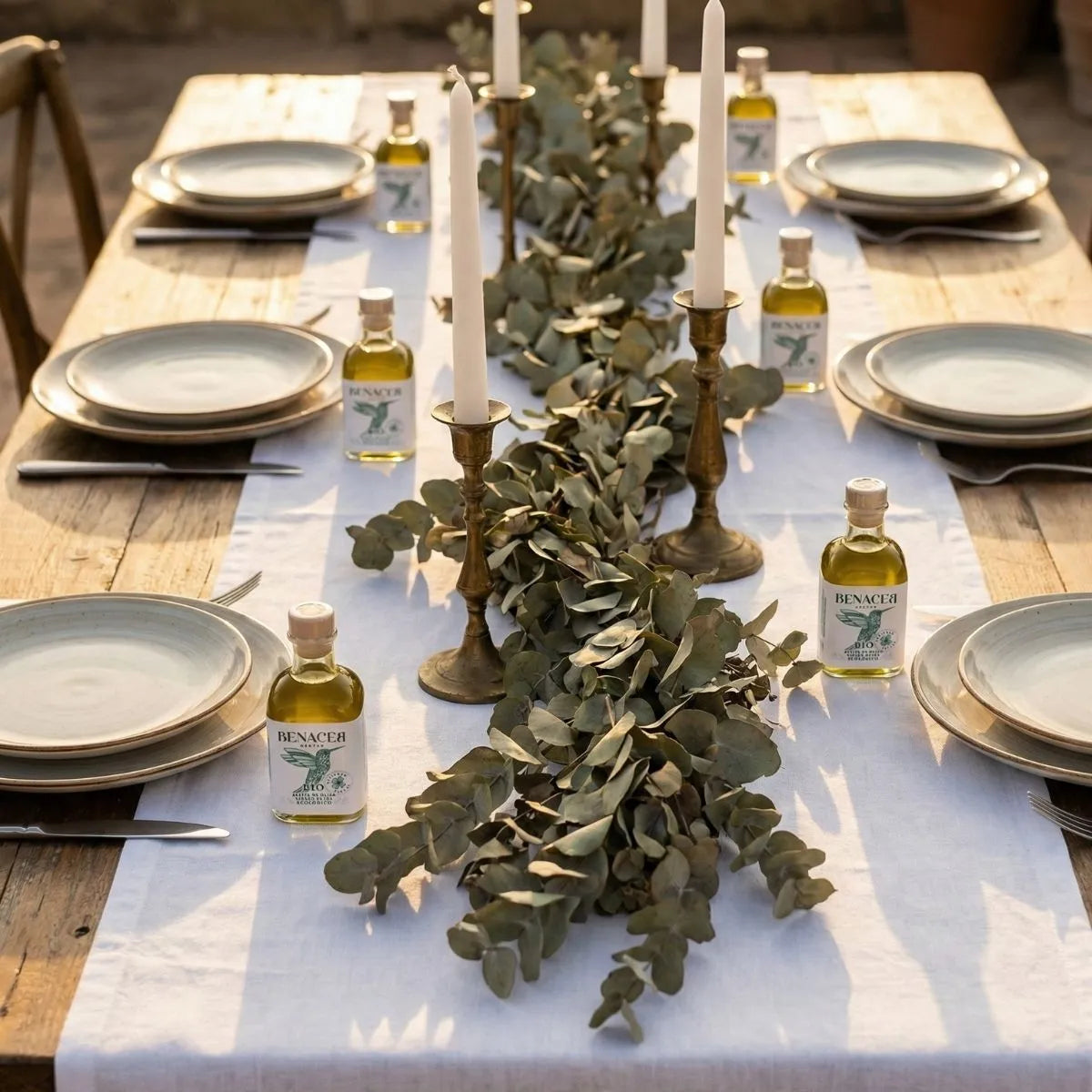 Detalles de boda originales ecológicos con frascas de aceite de oliva virgen extra Aceites Renacer en mesa de celebración