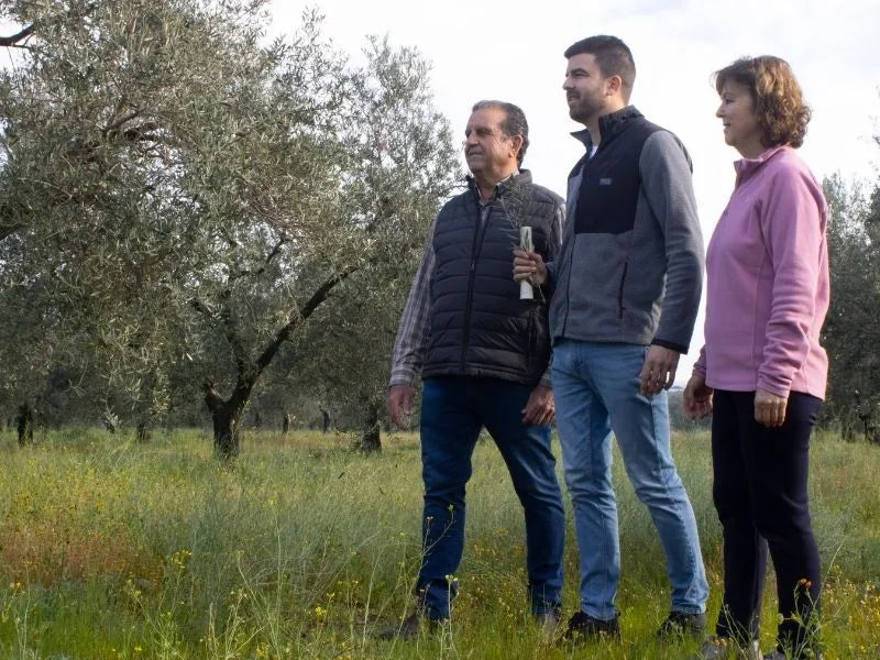 Familia productora de Aceites Renacer durante visita de oleoturismo en su olivar ecológico de Córdoba