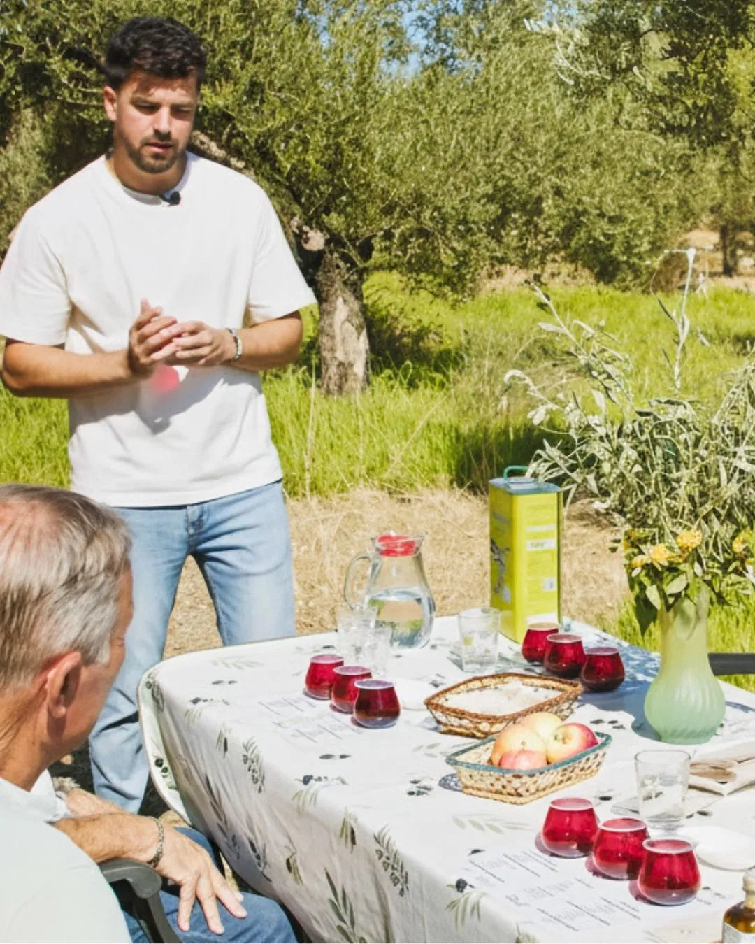 Visita guiada al olivar ecológico de Aceites Renacer en Córdoba con la familia productora