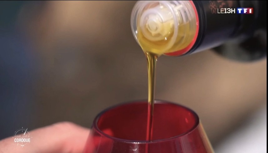 Aceite de oliva virgen extra ecológico Renacer vertiéndose en copa de cata profesional